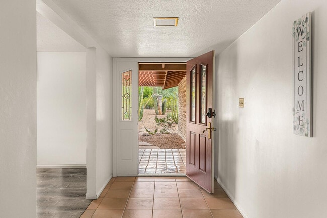 5901 E Cactus Wren Rd