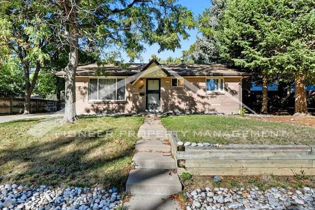 Building Photo - Spacious Home with Washer/Dryer and Fenced Yard