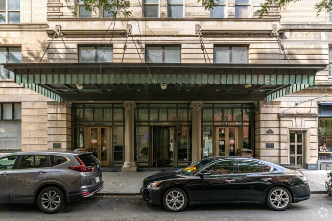 Entrada de la calle Clark - EHS St George Towers