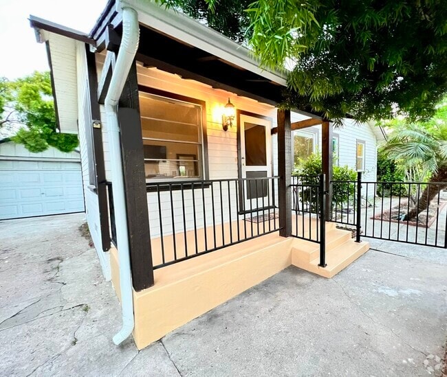 Building Photo - 530 N Quarantina St Rental