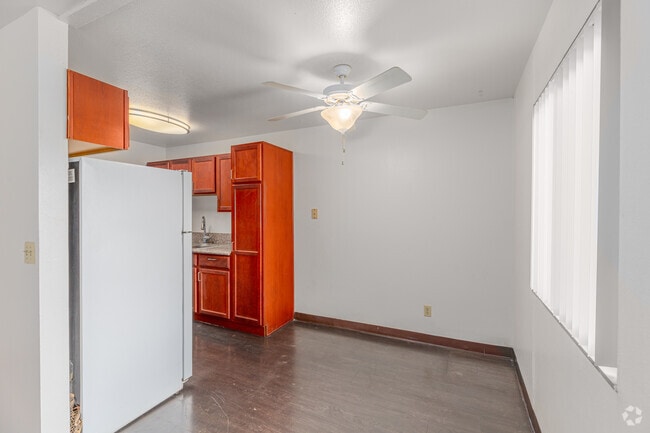 2 habitaciones, 1 baño - 841 pies cuadrados - Comedor - Meadowbrook