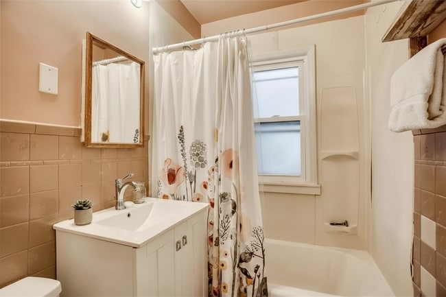 Bathroom - 134 Warwick St SE Unit R