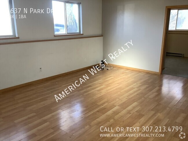 Building Photo - Downstairs, 2 Bed/1Bath Apartment