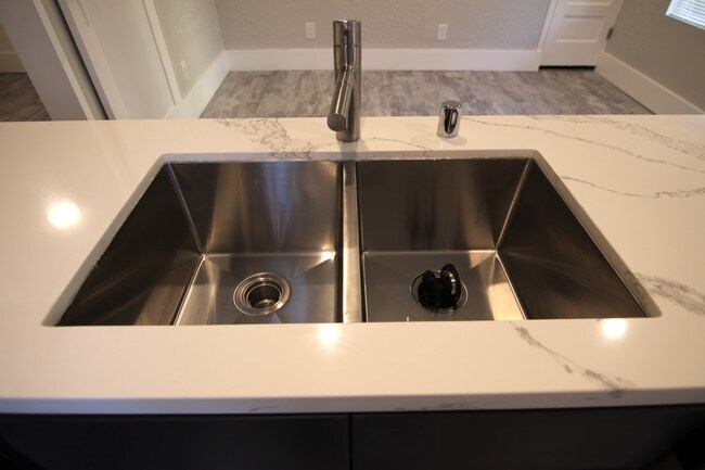new faucet and sink - 1428 E Florida St Unidad 2 fl.