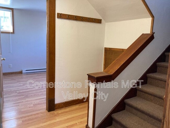 Photo - 253 College St SE