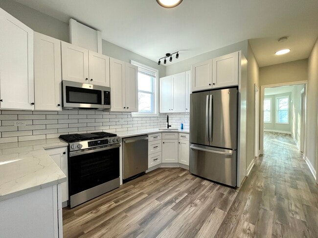 Building Photo - 2937 N Ashland Ave Unit 2