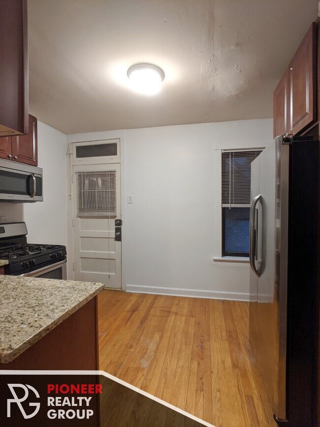 Photo - 2122 W Ainslie St