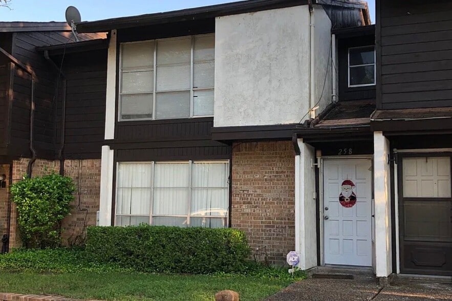 258 Rolling Hills Pl