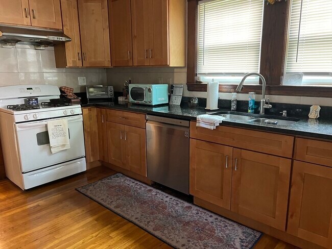 277 Lexington St Unit 1/F