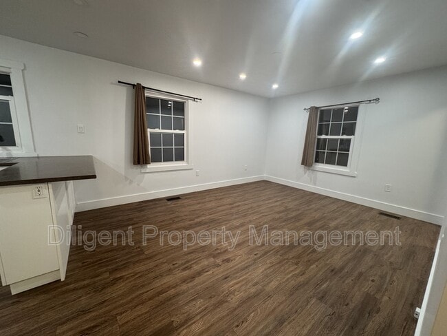 Photo - 736 Stormont St