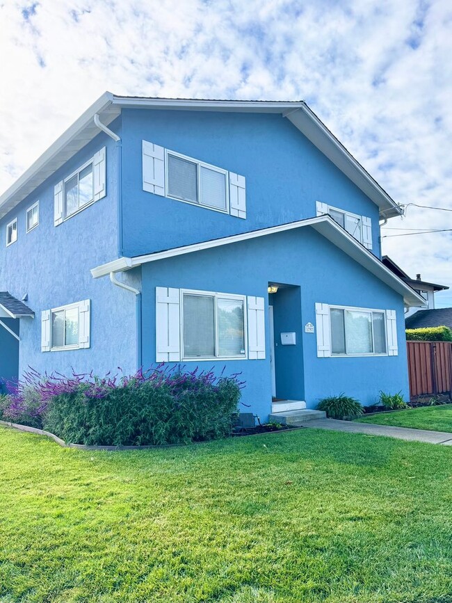 Building Photo - Castro Valley 2BD/1.5BA, 2 Story Duplex with Shared Garage