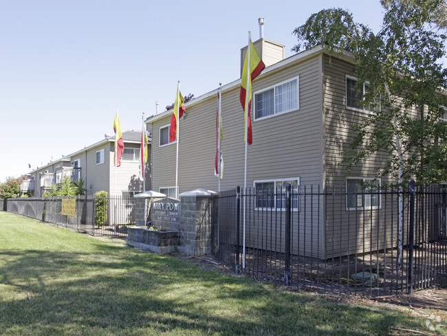 Exterior - Vista trasera - Abbey Pointe Apartments