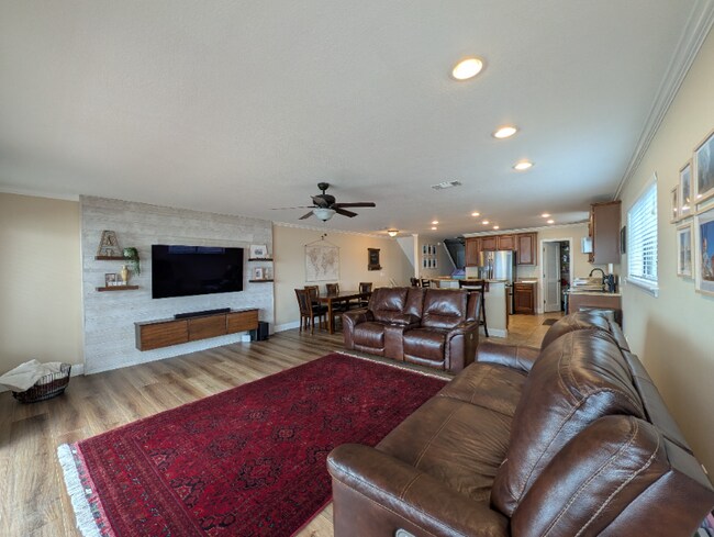 Photo - 810 Eglin Pkwy NE