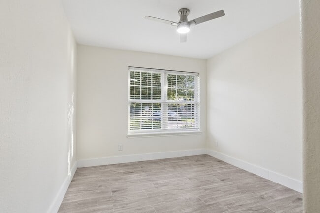 Building Photo - 17910 Royal Gate Ln