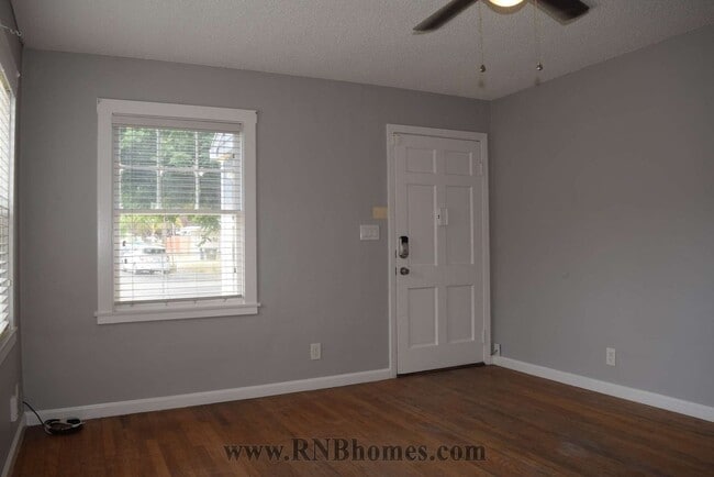 Photo - 440 Lampasas Ave