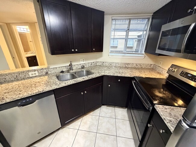 Building Photo - 1916 Lake Atriums Cir