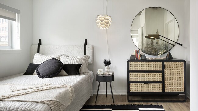 Amplio dormitorio tipo apartamento con suelos de madera.