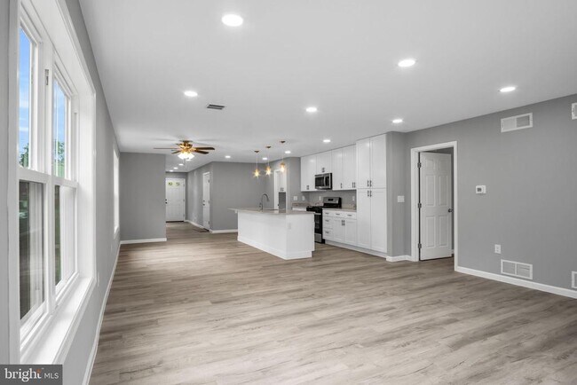 Photo - 1500 Embassy Dr