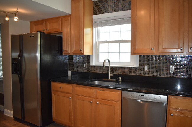 Photo - 7001 Roslyn Ave