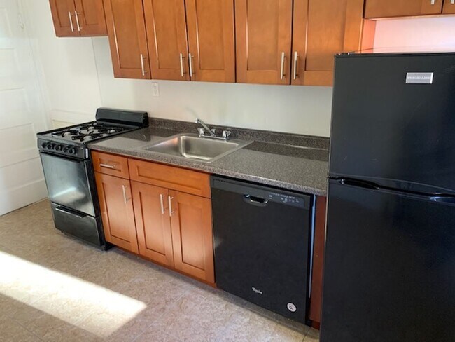 Building Photo - Nicely renovated 3 bed in Brighton near the Green Line.