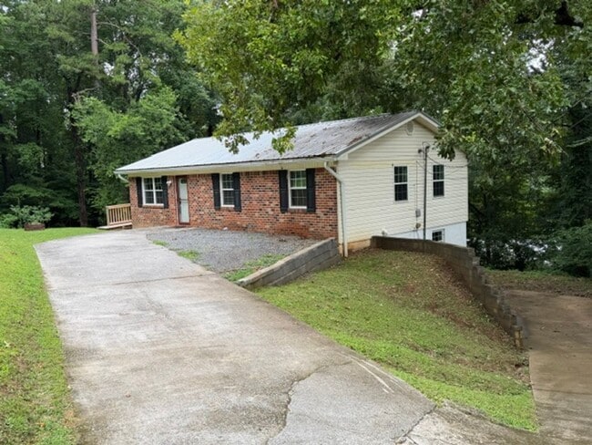 Building Photo - 3 Bedroom 2 Bathroom Ranch style home with full finished basement. Lawncare included, Pets allowe...