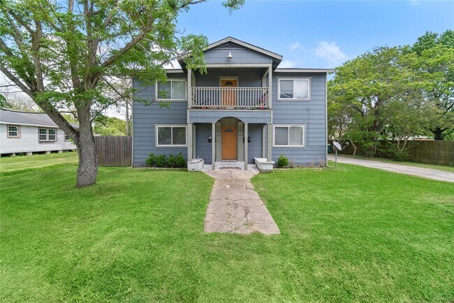 711 Ave A Unit 2
