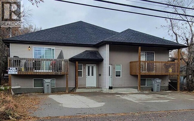 Photo - 4729-4745 45 St