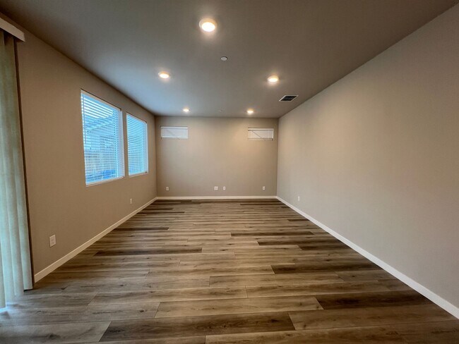 Photo - Lovely 3 Bedroom 2 Bathroom Home Close to Parks, Restaurants, Freeway Access, And More!