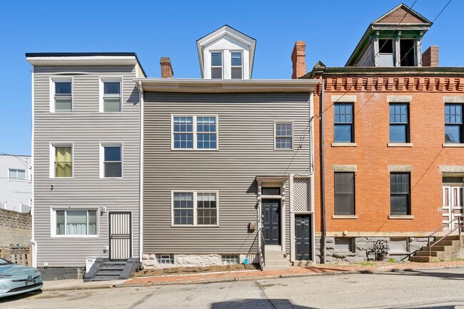 Building Photo - Beautiful 4 Bedroom House In Troy Hill.  Available May 10th.