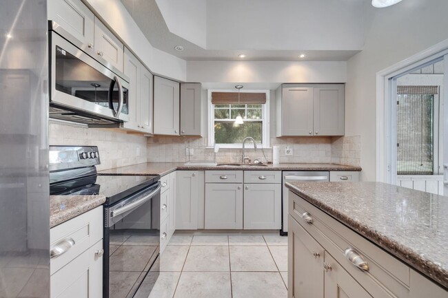 Photo - 755 Oak Terrace