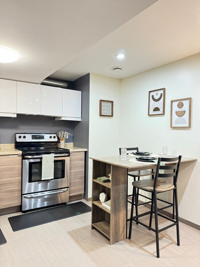 Photo - 1910 Center St W