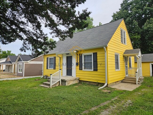 Building Photo - 4-Bedroom Home with Modern Updates & Plent...