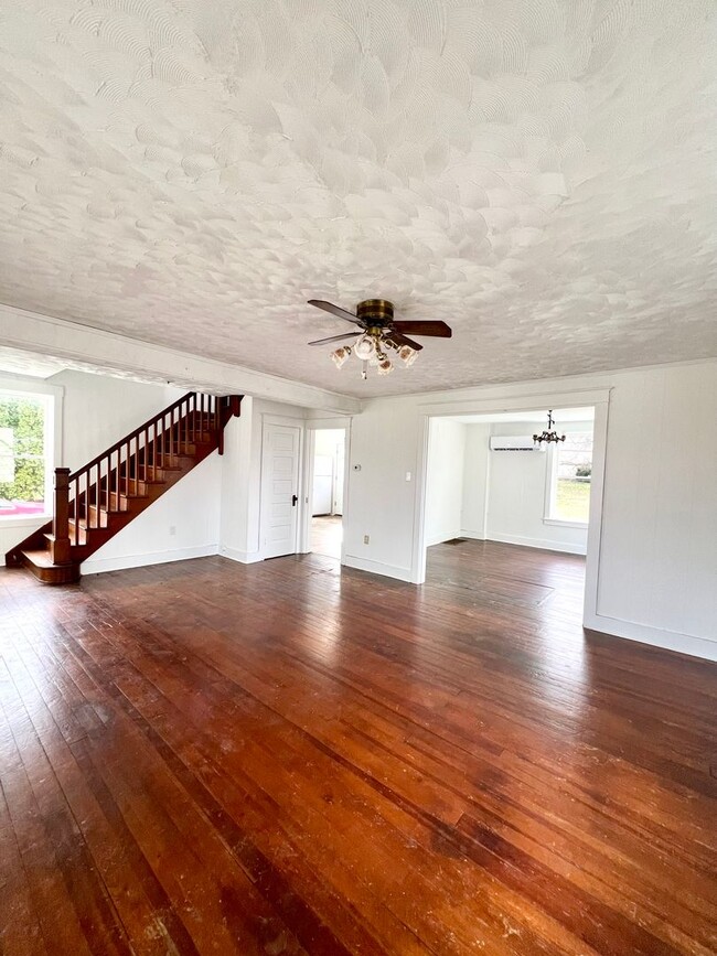 Photo - Spacious 3BR Home with Large Yard, Private Driveway & Storage