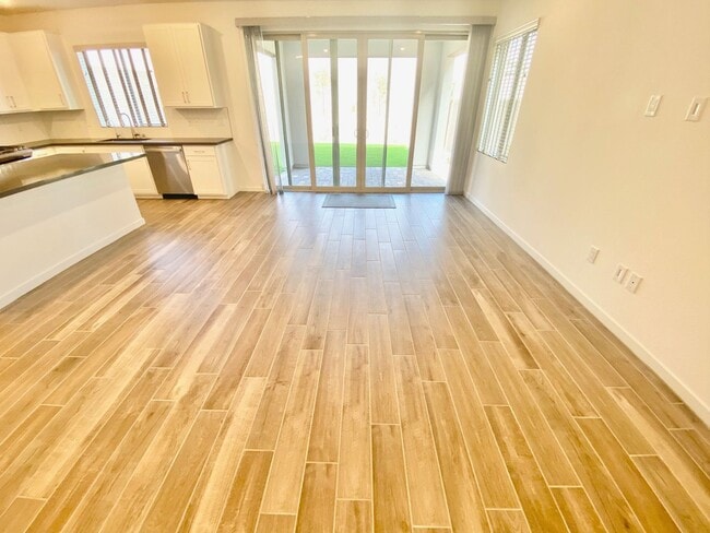 Photo - STUNNING LIKE NEW SINGLE-FAMILY HOME 3 BEDROOM / 2.5 BATHROOMS, WITH 2 CAR GARAGE!!