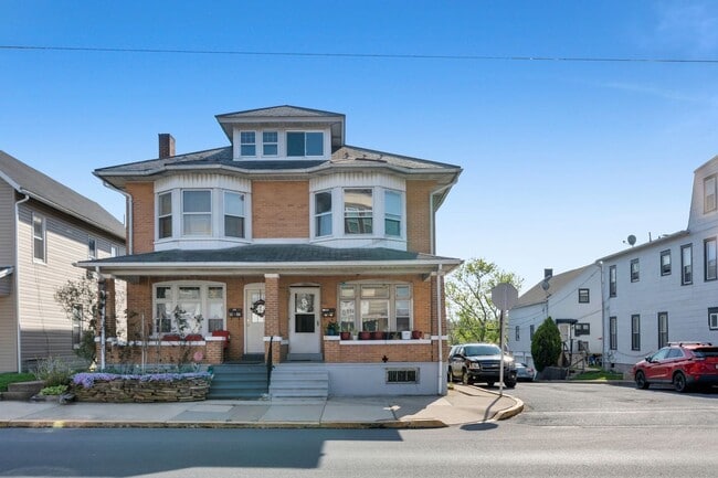 Building Photo - 1466 Main St Unit 2