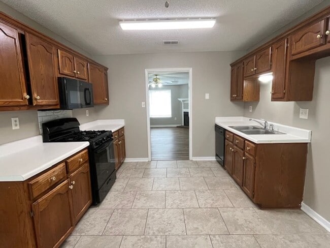 Photo - Renovated 4 Bedroom 2 Bath Home with 2 Car Garage for Rent!