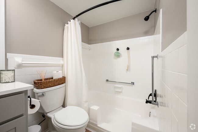 1BR, 1BA - 700SF - Bathroom