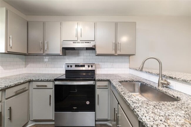 Photo - 1596 Eagles Pl