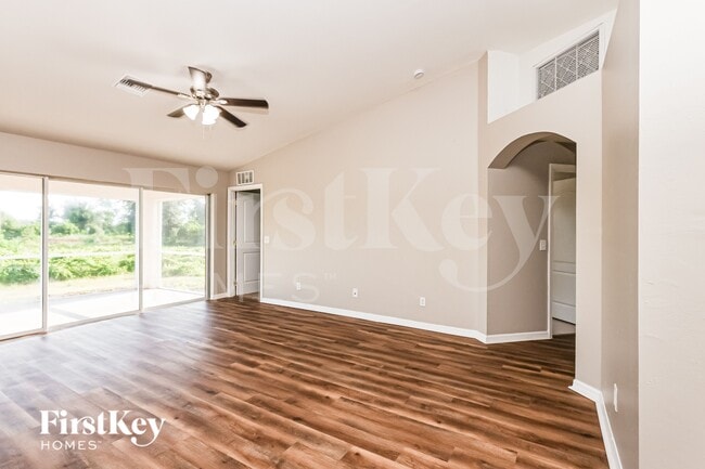 Photo - 1141 Ebert St E