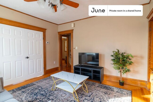 Room in Shared 5 bed/2 bath home in Medford