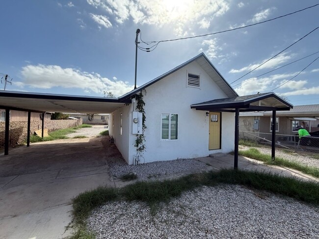 Building Photo - Remodeled 2 Bedroom w/ Utilities Included!