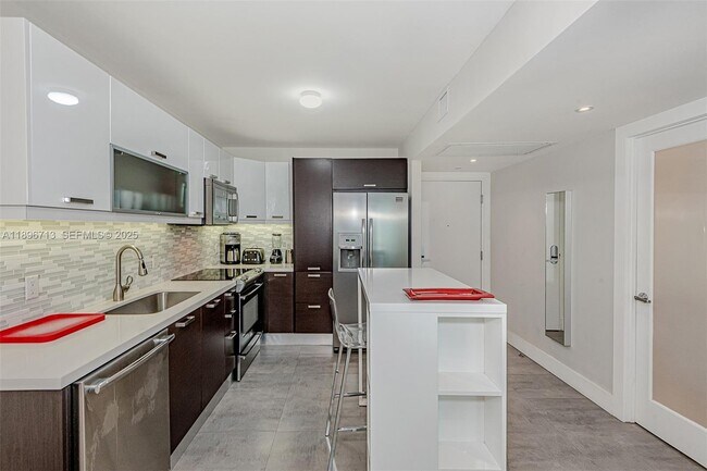 Building Photo - 2301 Collins Ave Unit 723