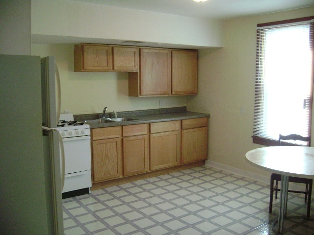 Kitchen - 211 W Eureka St Unit 1W