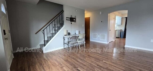 Photo - 405 S St George St