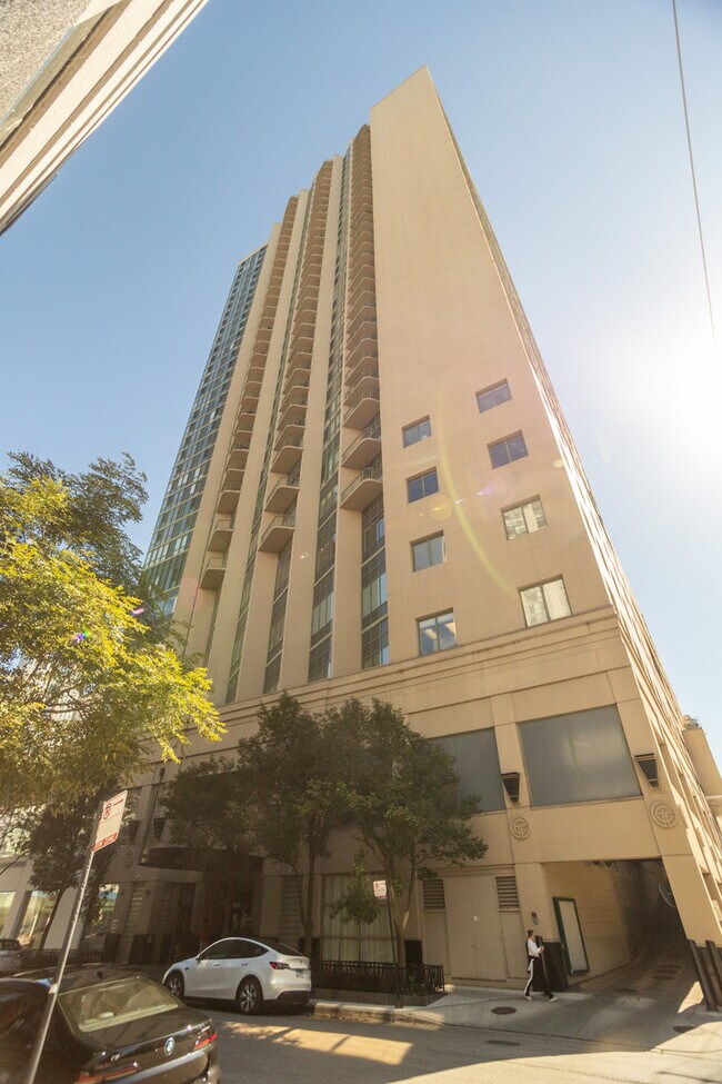 Photo - 111 W Maple St Unidad 3207