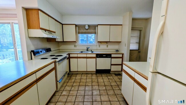 Building Photo - 69 Northwest Dr Unit APT 45