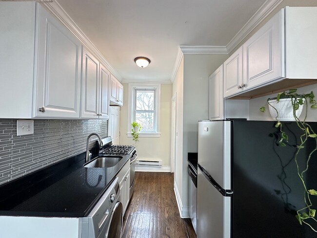 Building Photo - 644 W Roscoe St Unit J01P