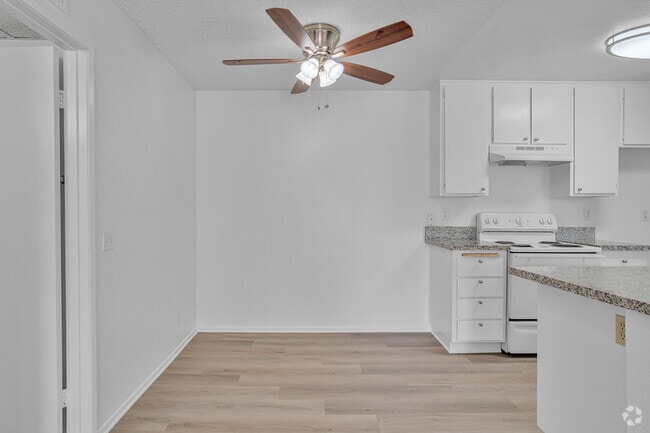 1BR, 1BA - 639SF - Dining Area - AMBERWOOD APARTMENTS