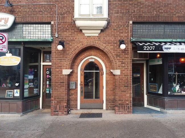 2205 N Farwell Ave - 2205 N Farwell Ave Apartments