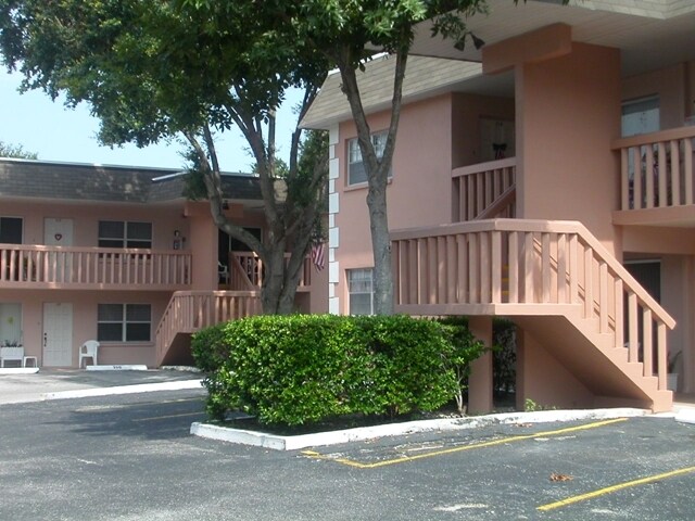Villa Des Chenes Apartments - Breezy Palms